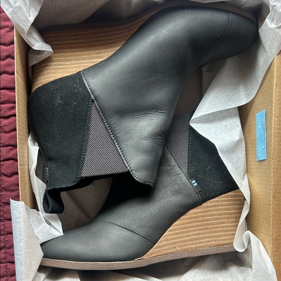 Toms Black Ankle Booties with Tan Wedge - Picture 9 of 12